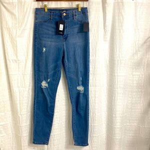 Our favorite high rise skinny FashionNOVA jeans. SIZE 11